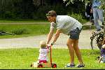 Amsterdam 17 juli 2002
Prinses Marilene en Prins Maurits met Prinses Anna wandelend in Vondelpark