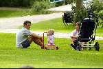 Amsterdam 17 juli 2002
Prinses Marilene en Prins Maurits met Prinses Anna wandelend in Vondelpark
