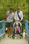 Amsterdam 17 juli 2002
Prinses Marilene en Prins Maurits met Prinses Anna wandelend in Vondelpark