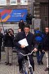 Amsterdam 18 april 2001
Prins Maurits gaat zijn dochtertje Anna aangeven bij de burgerlijke stand op de fiets