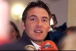 Amsterdam 18 april 2001
Prins Maurits gaat zijn dochtertje Anna aangeven bij de burgerlijke stand