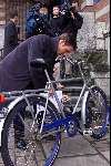 Amsterdam 18 april 2001
Prins Maurits gaat zijn dochtertje Anna aangeven bij de burgerlijke stand op de fiets