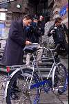 Amsterdam 18 april 2001
Prins Maurits gaat zijn dochtertje Anna aangeven bij de burgerlijke stand op de fiets