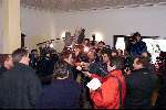 Amsterdam 18 april 2001
Prins Maurits gaat zijn dochtertje Anna aangeven bij de burgerlijke stand op de fiets pratend met de pers