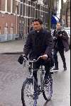 Amsterdam 18 april 2001
Prins Maurits gaat zijn dochtertje Anna aangeven bij de burgerlijke stand op de fiets