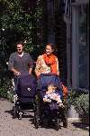 Amsterdam 24 september 2001
Prins Maurits wandelend achter de kinderwagen samen met zus van Prinses Marilene