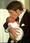 Amsterdam 27 oktober 2002
Prins Maurits met baby Lucas