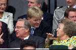 Rotterdam, 2 juli 2000   Euro 2000
Finale EK Tusen Frankrijk-Italie, eindstand 2-1 na verlenging.
Koningin Beatrix in gesprek met Prins Willem Alexander en Koning Albert van Belgie