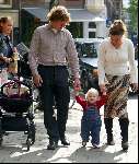 Amsterdam 3 juli 2003
Prins Bernhard jr Prinses Annette en hun dochterje Prinses Isabella met haar eerste stapjes