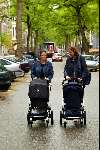 Amsterdam 11 juni 2002
Prinses Marilene met prinses Anna en Prinses Annette achter de kinderwagens