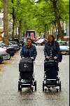 Amsterdam 11 juni 2002
Prinses Marilene met prinses Anna en Prinses Annette achter de kinderwagens