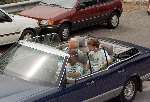 Prinses Juliana met Prins Floris in de Mercedes Cabriolet in Italie