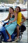 Porto Ercole 20 juli 2003
Prinses Juliana met haar vriend gimo (hij komt uit Libanon)
op de scooter