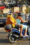 Porto Ercole 20 juli 2003
Prinses Juliana met haar vriend gimo (hij komt uit Libanon)
op de scooter