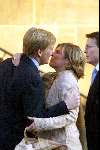 Amsterdam 9 december 2003
Uitreiking Prins Claus prijzen in paleis op de dam.Prinses Prinses Laurentien zwanger wordt gekust door Prins Willem Alexander
