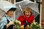 Meppel 30 april 2002
Koninginnedag 2002 Koningin Beatrix en Prinses Margriet onder de paraplu