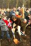 Mierlo 3 december 2002
Prinses Marilene met Lucas, Prinses Annette en Prinses Laurentien, Frank Houben en Cas Spijkers met kleinkind bij nationale boomplantdag in Mierlo