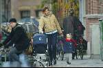 Amsterdam 7 november 2003
Prinses Marilene en Prinses Anna lopen naar school met kinderwagen met Prins Lucas