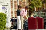 Amsterdam10 april 2002
Prinses Marilene met oud papier naar de kliko