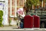 Amsterdam10 april 2002
Prinses Marilene met oud papier naar de kliko