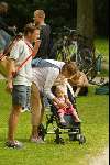 Amsterdam 17 juli 2002
Prinses Marilene en Prins Maurits met Prinses Anna wandelend in Vondelpark