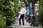 Amsterdam 23 mei 2003
Prinses Marilene is de stoep aan het vegen