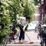 Amsterdam 23 mei 2003
Prinses Marilene is de stoep aan het vegen