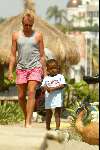 Marbella 15 juni 2003
Stefan Nugter met kind op het strand