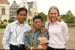 Kaatsheuvel 22 juni 2003
Opening nieuwe show in de efteling
Wibi Soerjadi met assistente en zijn broer