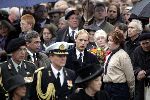 Amsterdam 4 mei 2004
Dodenherdenking op de dam met Koningin Beatrix Maxima en Prins Willem Alexander. beveiliging Jean Paul