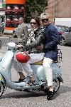 Amsterdam 27 juni 2004
Bram Moszkowicz met vrouw op scooter op pc hooftstraat