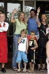 Amsterdam 8 juni 2004
Vrouw Phillip Cocu met kinderen bij vertrek Nederlands elftal naar Portugal.