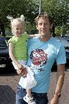 Amsterdam 8 juni 2004
Edwin v d Sar met dochter bij vertrek Nederlands elftal naar Portugal.