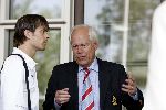 Amsterdam 8 juni 2004
Eef Brouwers en Philip Cocu bij vertrek Nederlands elftal naar Portugal.