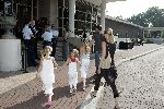 Amsterdam 8 juni 2004
Frank de Boer met vrouw en dochters bij vertrek Nederlands elftal naar Portugal.