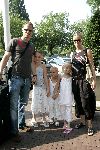 Amsterdam 8 juni 2004
Frank de Boer met vrouw en dochters bij vertrek Nederlands elftal naar Portugal.