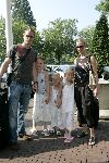 Amsterdam 8 juni 2004
Frank de Boer met vrouw en dochters bij vertrek Nederlands elftal naar Portugal.
