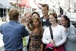 Amsterdam 30 juni 2004
Georgina Verbaan met fans in de pc Hooftstraat.
