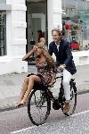 Amsterdam 30 juni 2004
Georgina Verbaan met Jort Kelder op fiets in PC Hooftstraat