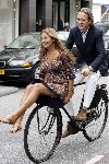 Amsterdam 30 juni 2004
Georgina Verbaan met Jort Kelder op fiets in PC Hooftstraat