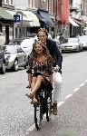 Amsterdam 30 juni 2004
Georgina Verbaan met Jort Kelder op fiets in PC Hooftstraat