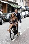Amsterdam 30 juni 2004
Georgina Verbaan met Jort Kelder op fiets in PC Hooftstraat