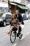 Amsterdam 30 juni 2004
Georgina Verbaan met Jort Kelder op fiets in PC Hooftstraat