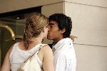 Amsterdam 8 juni 2004
Giovanni v Bronckhorst kust zijn vriendin bij vertrek Nederlands elftal naar Portugal.