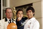 Amsterdam 8 juni 2004
Giovanni v Bronckhorst met zijn zoontje bij vertrek Nederlands elftal naar Portugal.