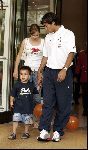 Amsterdam 8 juni 2004
Giovanni v Bronckhorst met zijn zoontje bij vertrek Nederlands elftal naar Portugal.