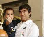 Amsterdam 8 juni 2004
Giovanni v Bronckhorst met zijn zoontje bij vertrek Nederlands elftal naar Portugal.