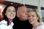 Bloemendaal 2 juni 2004
Feestje Jacky bij strandtent Vroeger.
Harry Mens met dochters Suze Mens en Marloes kussend