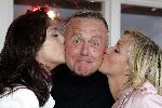 Bloemendaal 2 juni 2004
Feestje Jacky bij strandtent Vroeger.
Harry Mens met dochters Suze Mens en Marloes Mens kussend