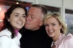 Bloemendaal 2 juni 2004
Feestje Jacky bij strandtent Vroeger.
Harry Mens met Suze mens en Marloes Mens kussend